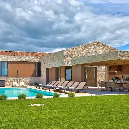 6 Bedrooms New With Amazing Views!